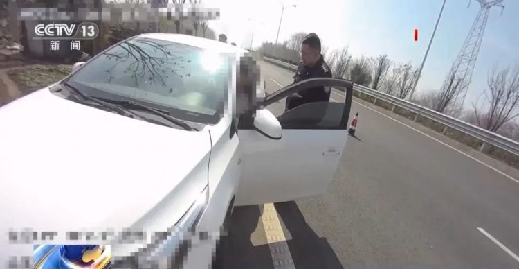 司机接人只接到一个电饭煲？女子执迷不悟送钱路上被警方及时拦截