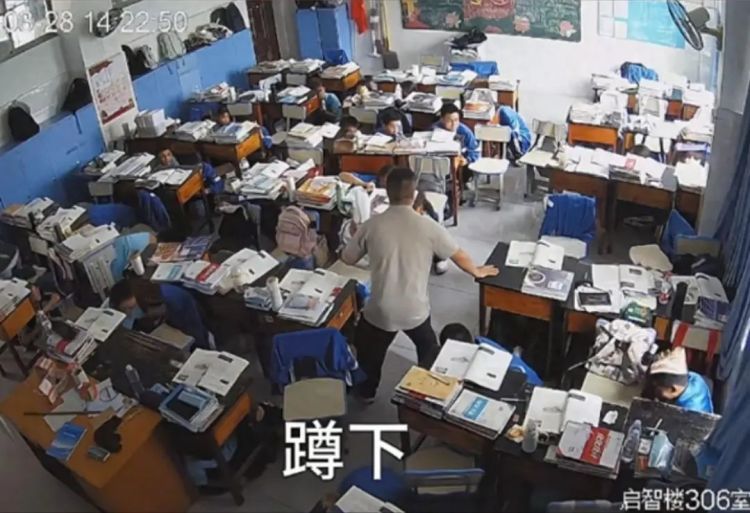 瑞丽一老师地震中有序疏散学生最后一个离开，学校：已安排学生放假回家