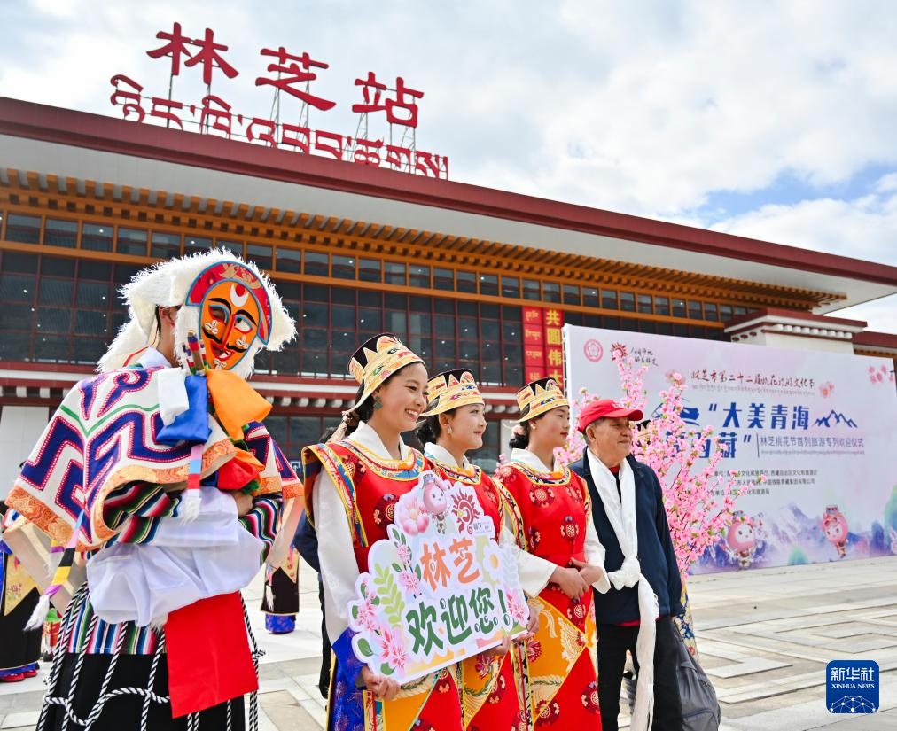 坐着火车游青藏——入藏旅游专列开启高原生态文化之旅