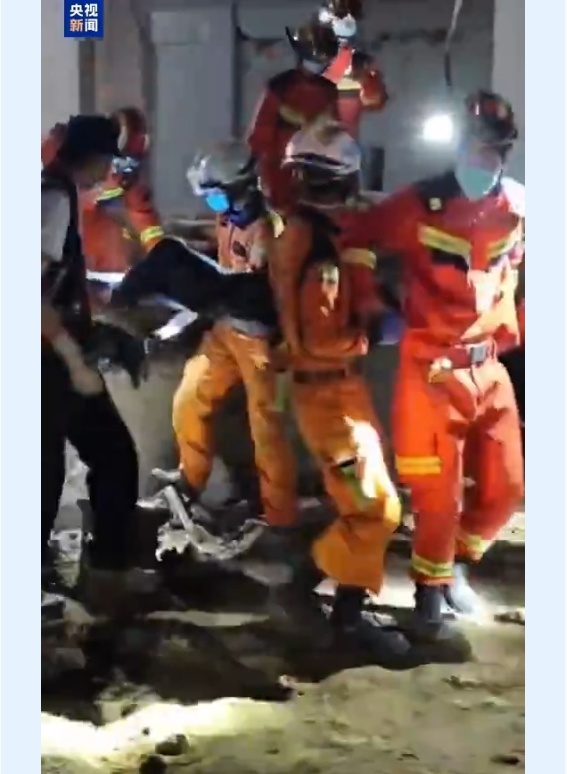 中国救援队救出缅甸被埋近40小时老人 中国救援队救出缅甸被埋近40小时老人