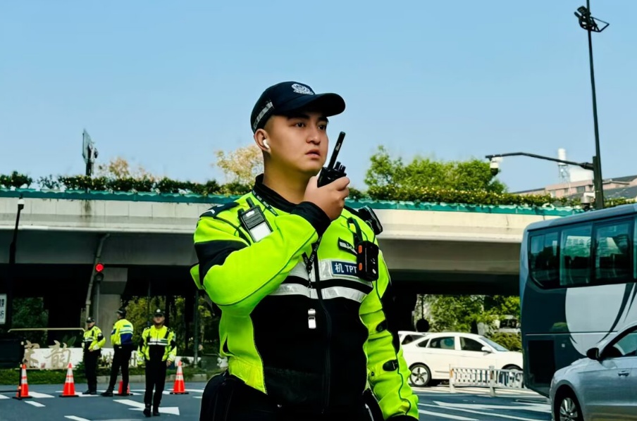 杭州街头,帅小伙一个动作被意外曝光!本人找到了! 杭州街头,帅小伙一个动作被意外曝光!本人找到了!