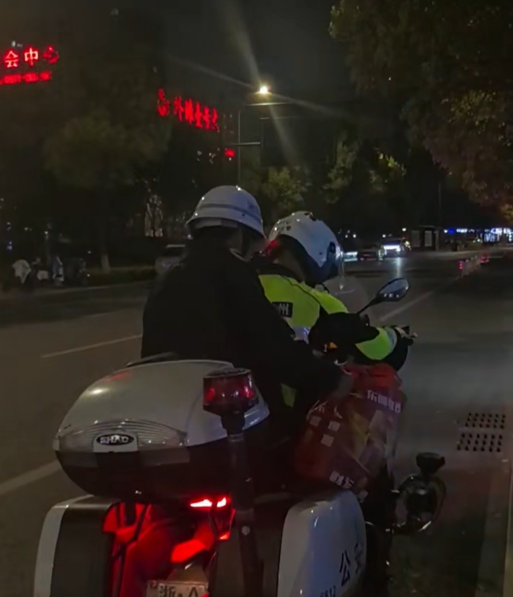 杭州街头,帅小伙一个动作被意外曝光!本人找到了! 杭州街头,帅小伙一个动作被意外曝光!本人找到了!