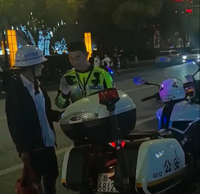 杭州街头,帅小伙一个动作被意外曝光!本人找到了! 杭州街头,帅小伙一个动作被意外曝光!本人找到了!