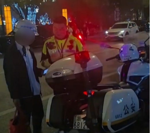 杭州街头,帅小伙一个动作被意外曝光!本人找到了! 杭州街头,帅小伙一个动作被意外曝光!本人找到了!