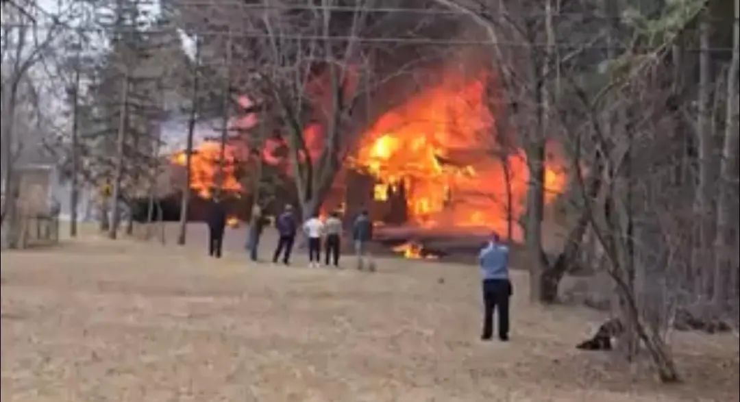 美国一飞机坠毁引发地面大火，“机上无人生还”