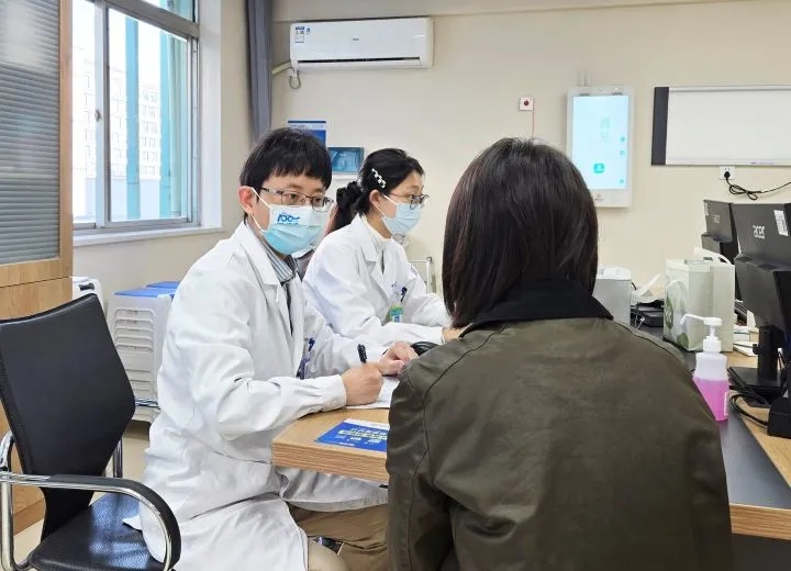 近期高发！女孩西湖边暴走3小时，中招了！会持续到5月…