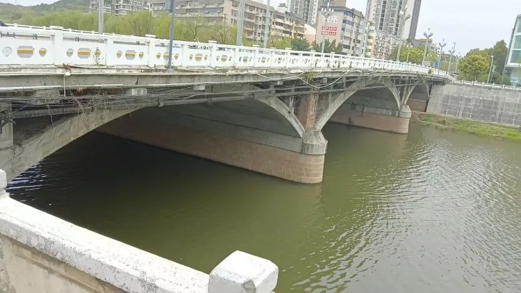 痛惜!44岁外卖员凌晨下河救人牺牲 痛惜!44岁外卖员凌晨下河救人牺牲