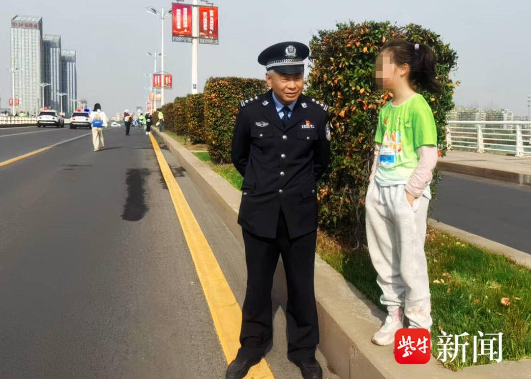 小姑娘参加马拉松欢乐跑“跑丢了”,别怕,警察叔叔在! 小姑娘参加马拉松欢乐跑“跑丢了”,别怕,警察叔叔在!