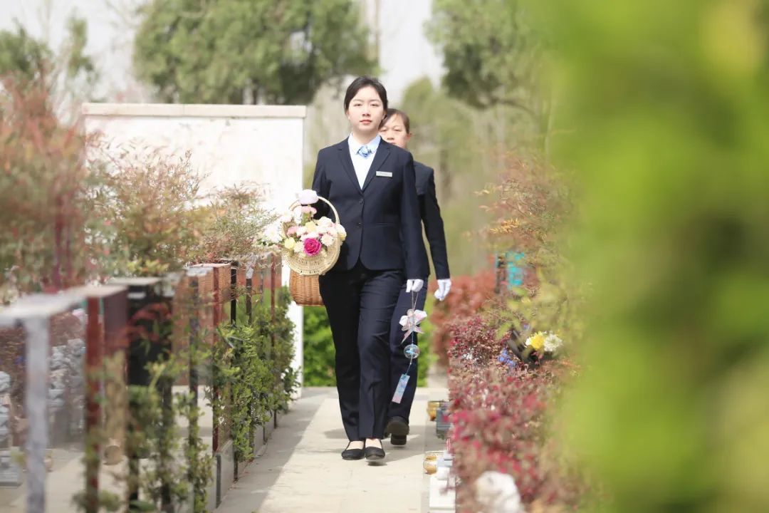 河南00后女孩当“职业扫墓人”：月薪4000多元，每天鞠躬上百次