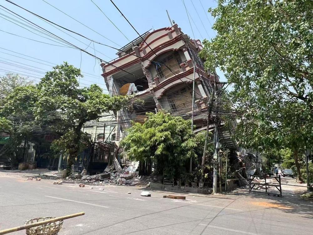 驰援缅甸 中国香港特区救援队在灾区持续搜救