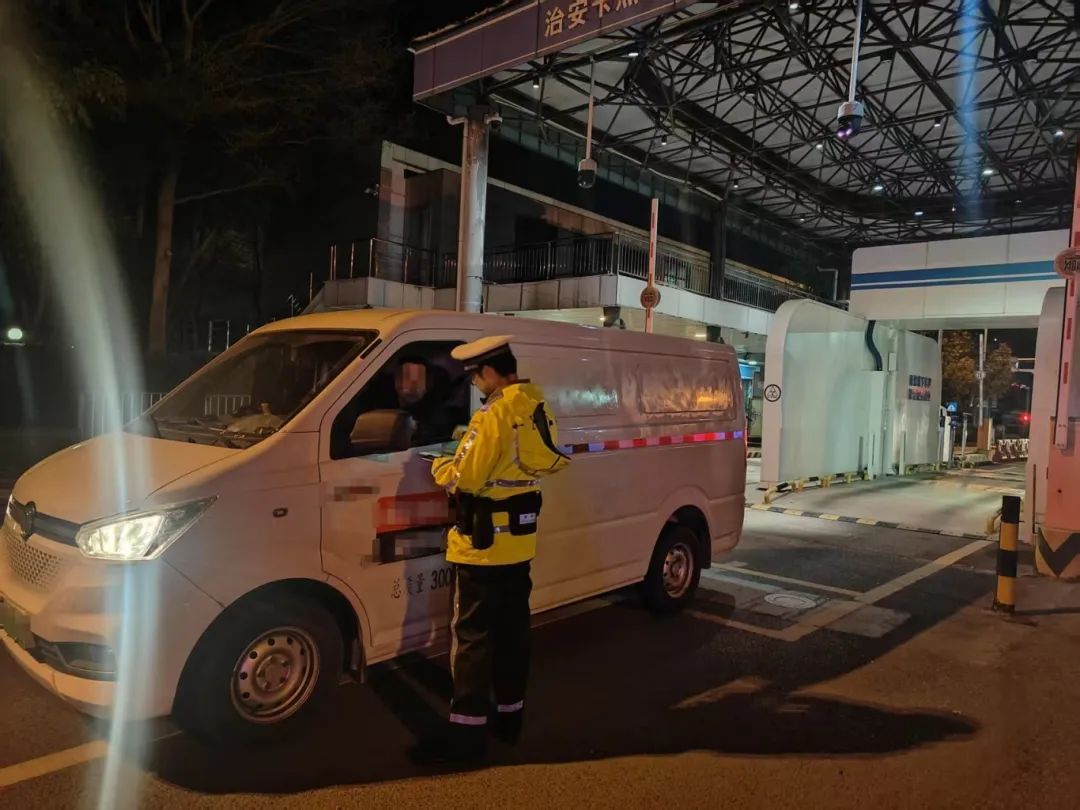 面包车超员还酒驾,多出的一人竟坐“露营椅”?太离谱! 面包车超员还酒驾,多出的一人竟坐“露营椅”?太离谱!