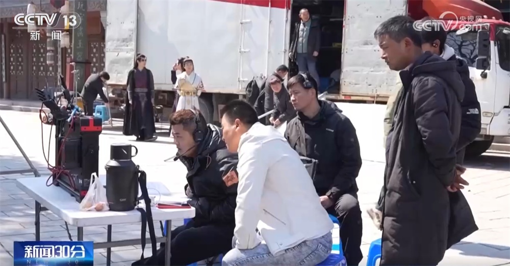 横店变“竖店”?我国微短剧创作火热 去年市场规模达505亿元 横店变“竖店”?我国微短剧创作火热 去年市场规模达505亿元