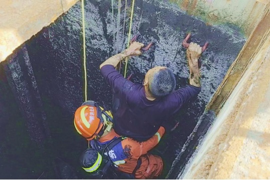 警惕！三人被困8米深“毒气池”，命悬一线！