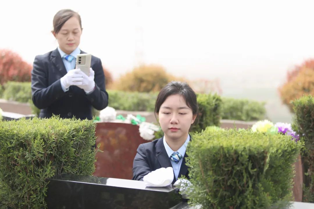 河南00后女孩当“职业扫墓人”：月薪4000多元，每天鞠躬上百次