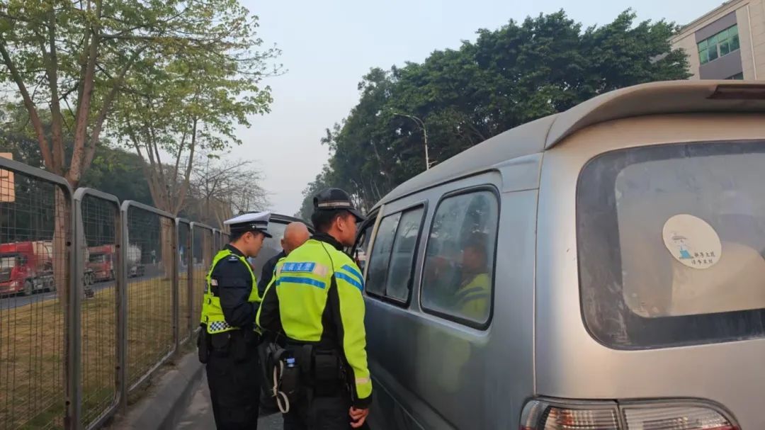 面包车超员还酒驾,多出的一人竟坐“露营椅”?太离谱! 面包车超员还酒驾,多出的一人竟坐“露营椅”?太离谱!