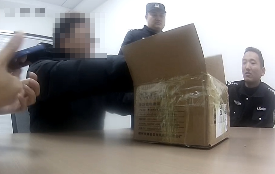 海宁一小伙取13万现金给表弟当彩礼，却被警察请进了派出所……