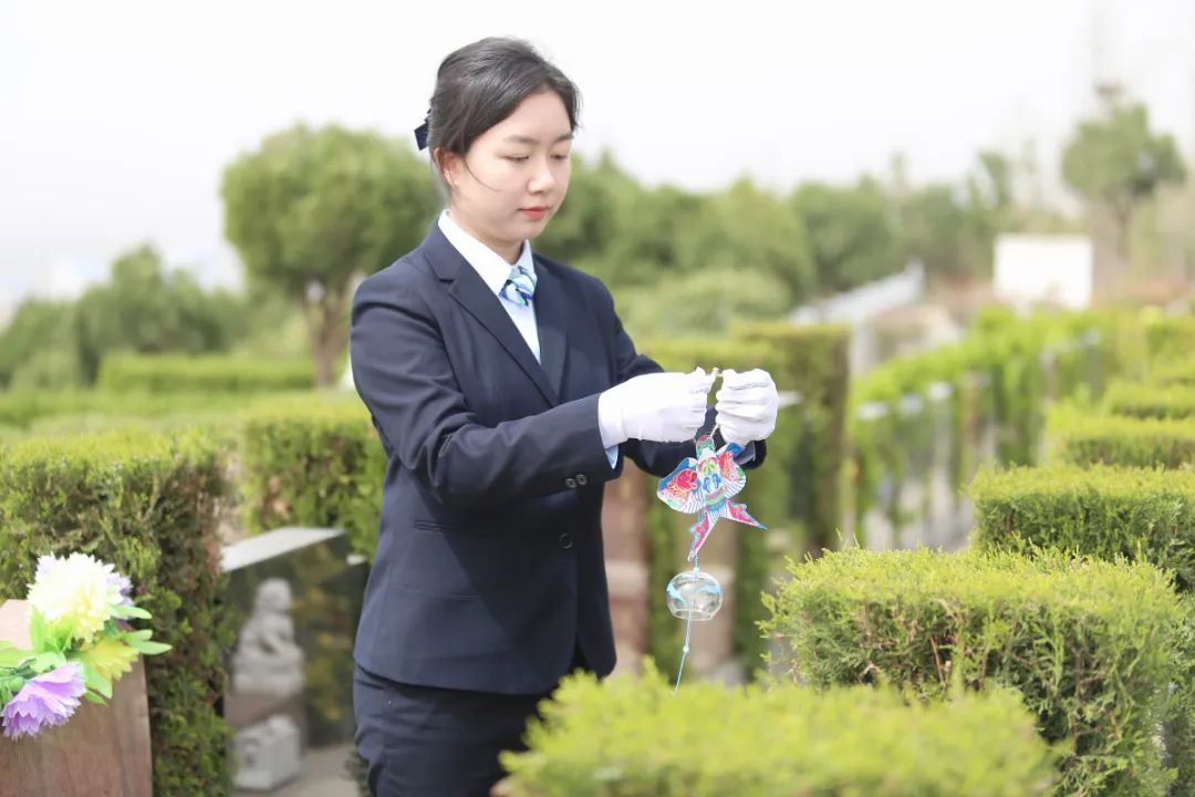 河南00后女孩当“职业扫墓人”：月薪4000多元，每天鞠躬上百次