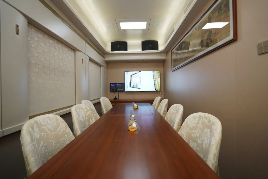 独立卫生间、茶室棋牌室……慢慢玩的银发旅游列车，来了！