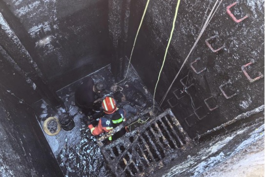 警惕！三人被困8米深“毒气池”，命悬一线！