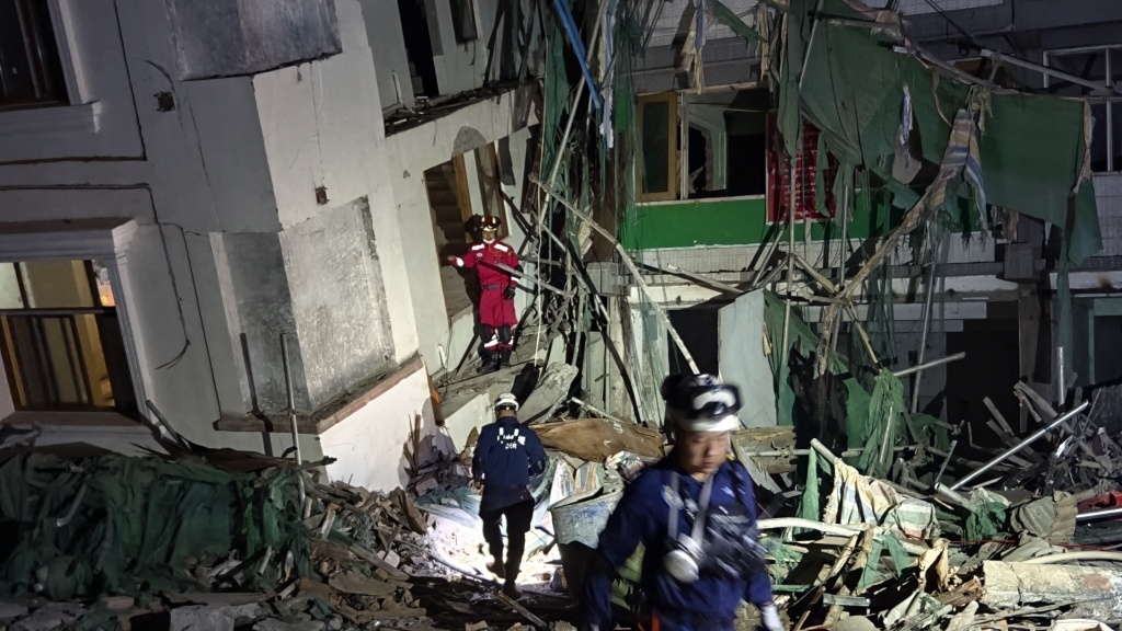 来自中国的救援队,用应急灯点亮曼德勒的夜 来自中国的救援队,用应急灯点亮曼德勒的夜