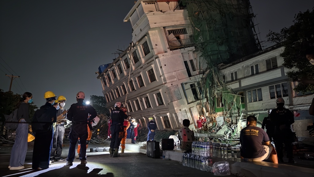 来自中国的救援队,用应急灯点亮曼德勒的夜 来自中国的救援队,用应急灯点亮曼德勒的夜