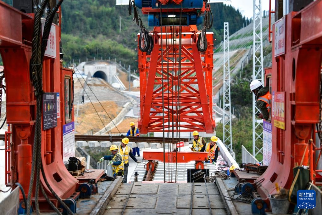 瓮马铁路南北延伸线架梁铺轨工程全面启动