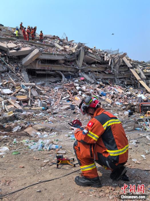 中国救援队联合中国香港特区救援队开展联合搜救 中国救援队联合中国香港特区救援队开展联合搜救