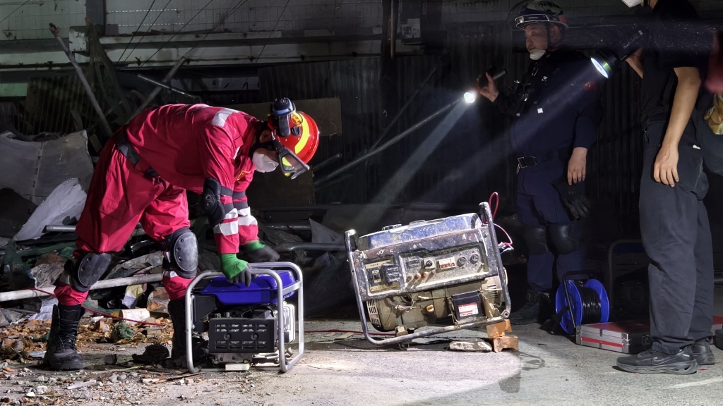 来自中国的救援队,用应急灯点亮曼德勒的夜 来自中国的救援队,用应急灯点亮曼德勒的夜