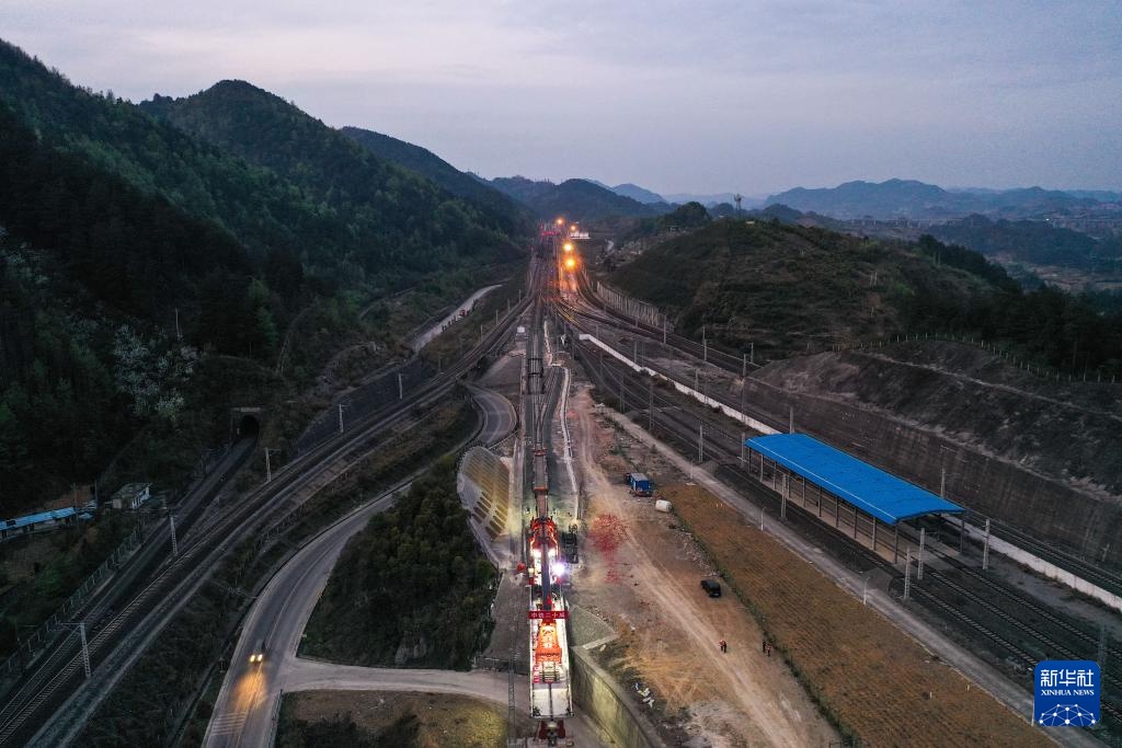 瓮马铁路南北延伸线架梁铺轨工程全面启动