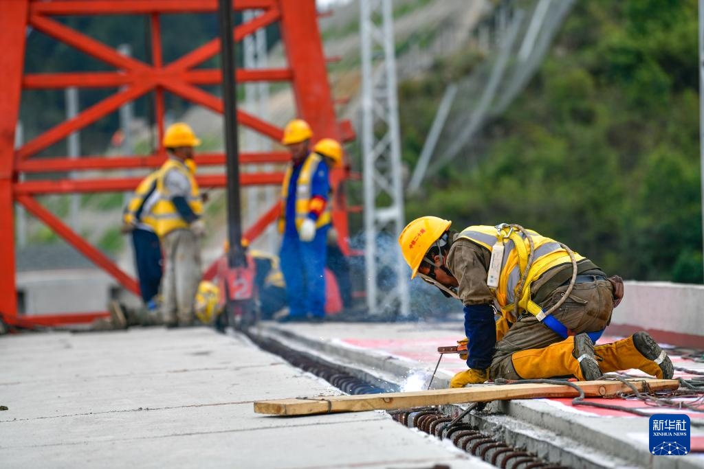 瓮马铁路南北延伸线架梁铺轨工程全面启动