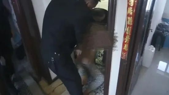 八旬老人摔倒在家，泡在水里10个小时不能动弹……