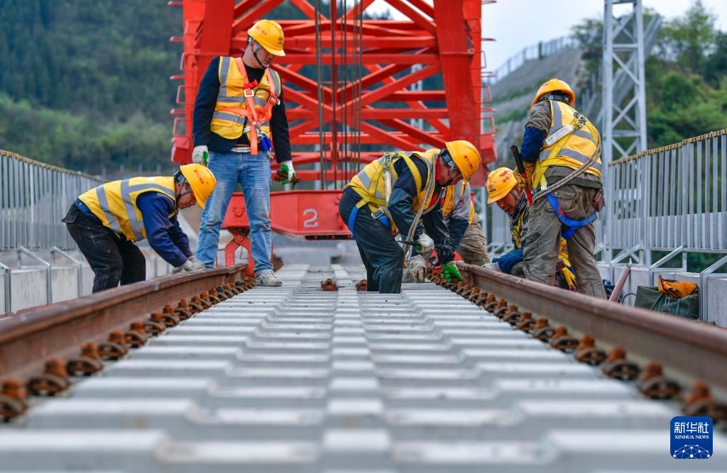 瓮马铁路南北延伸线架梁铺轨工程全面启动