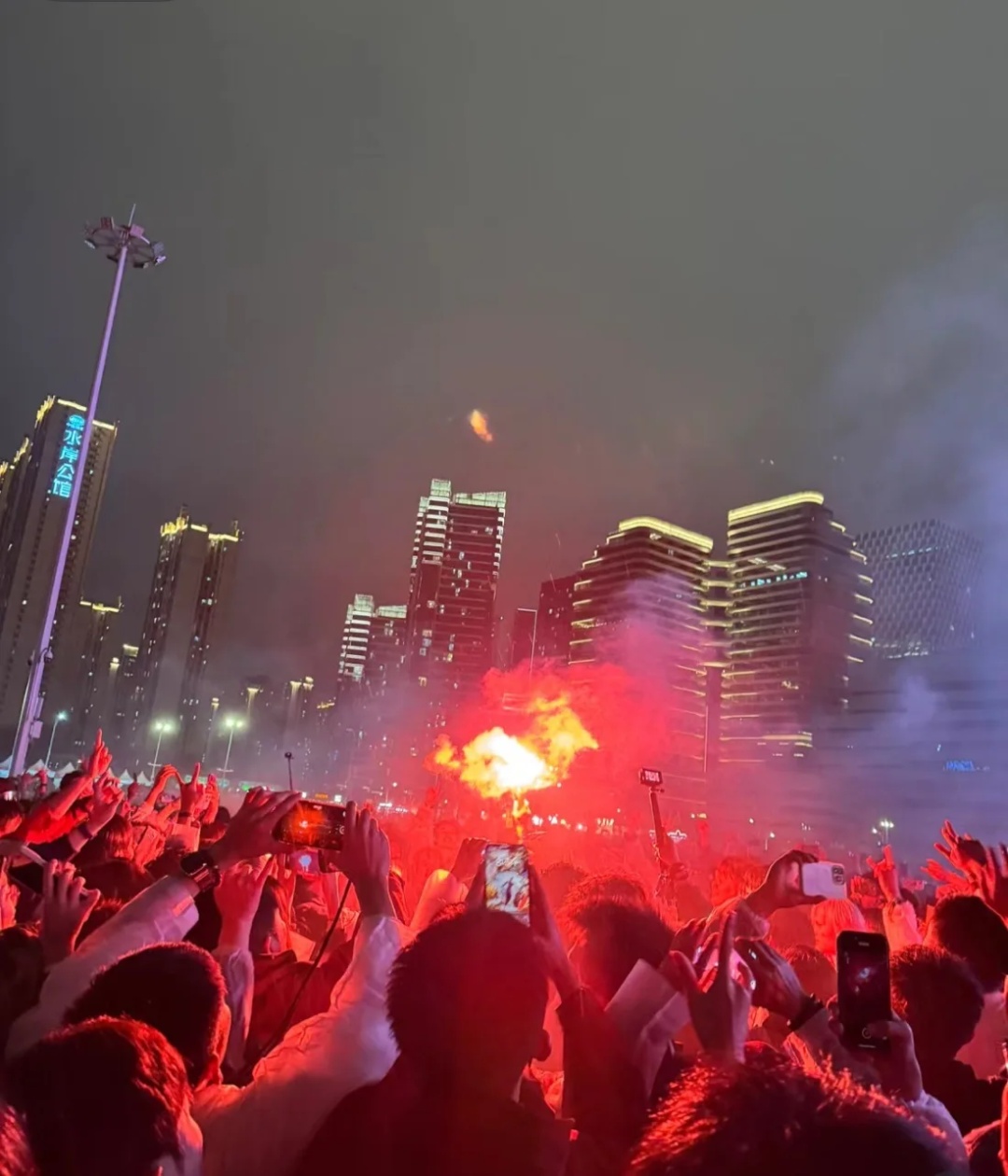 被吐槽人多物贵音响差,佛山一音乐节观众现场高喊退票!主办方回应→ 被吐槽人多物贵音响差,佛山一音乐节观众现场高喊退票!主办方回应→