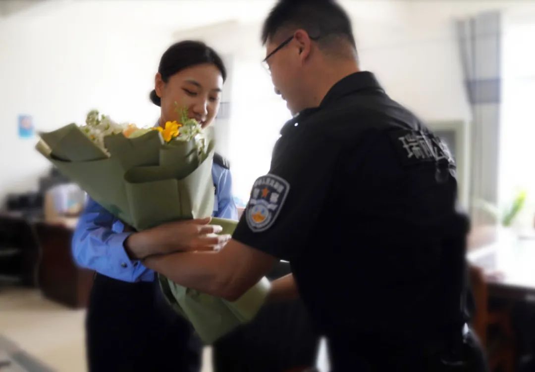 这位“00后”女辅警被通报表扬！