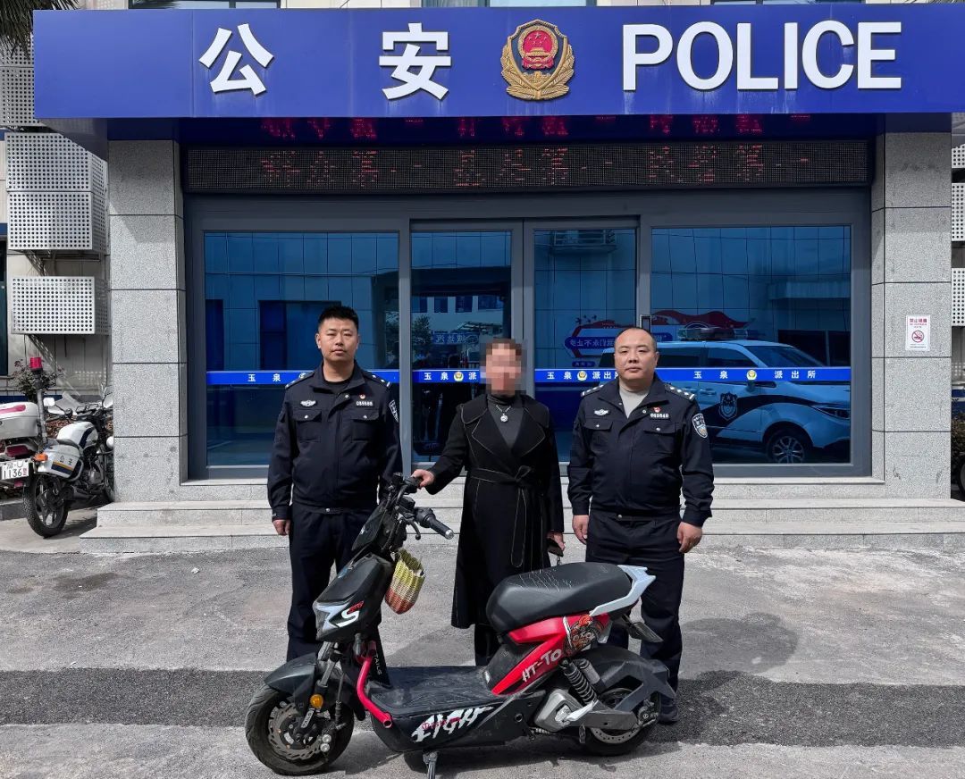 200多人的微信群里，民警被刷屏点赞~