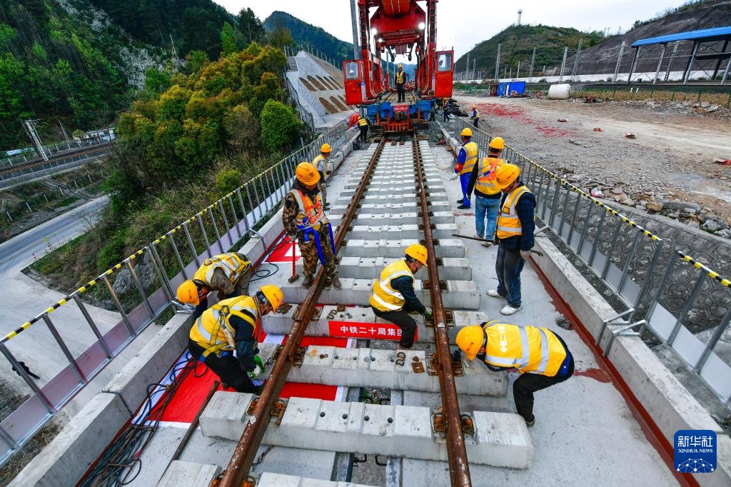 瓮马铁路南北延伸线架梁铺轨工程全面启动