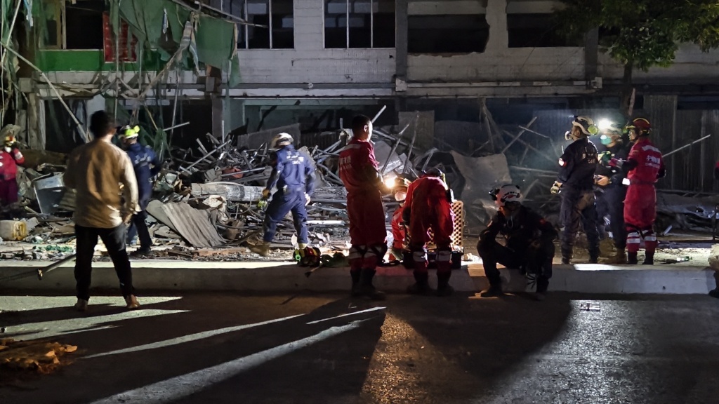 来自中国的救援队,用应急灯点亮曼德勒的夜 来自中国的救援队,用应急灯点亮曼德勒的夜