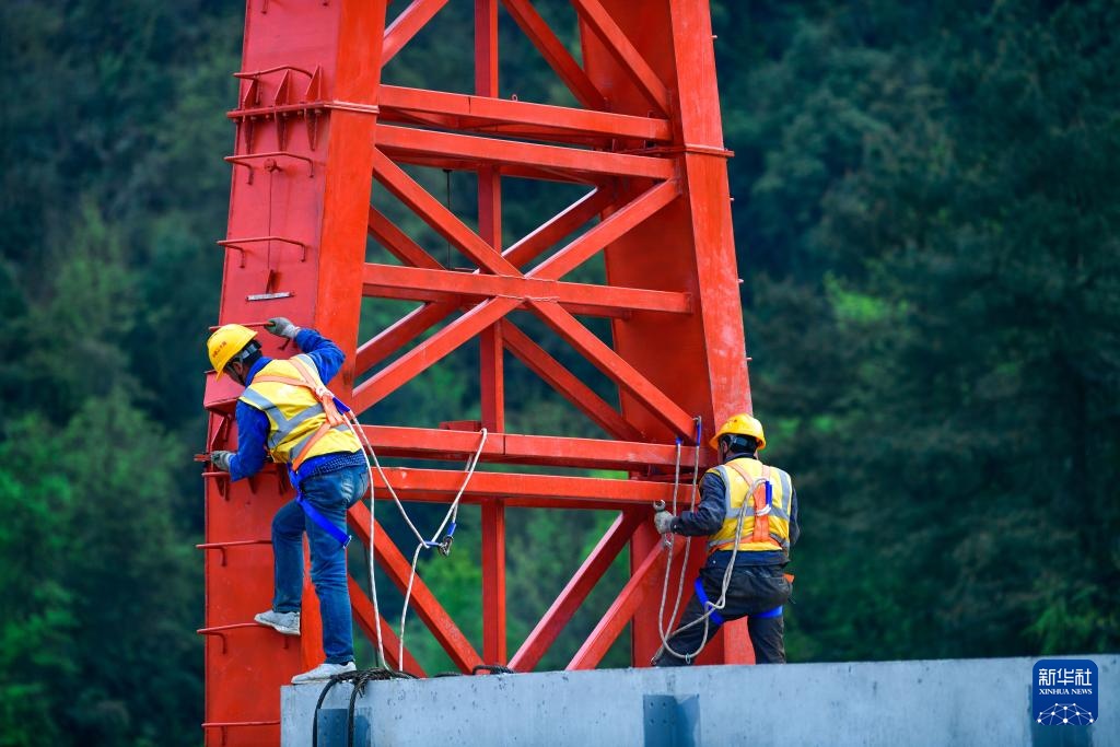 瓮马铁路南北延伸线架梁铺轨工程全面启动