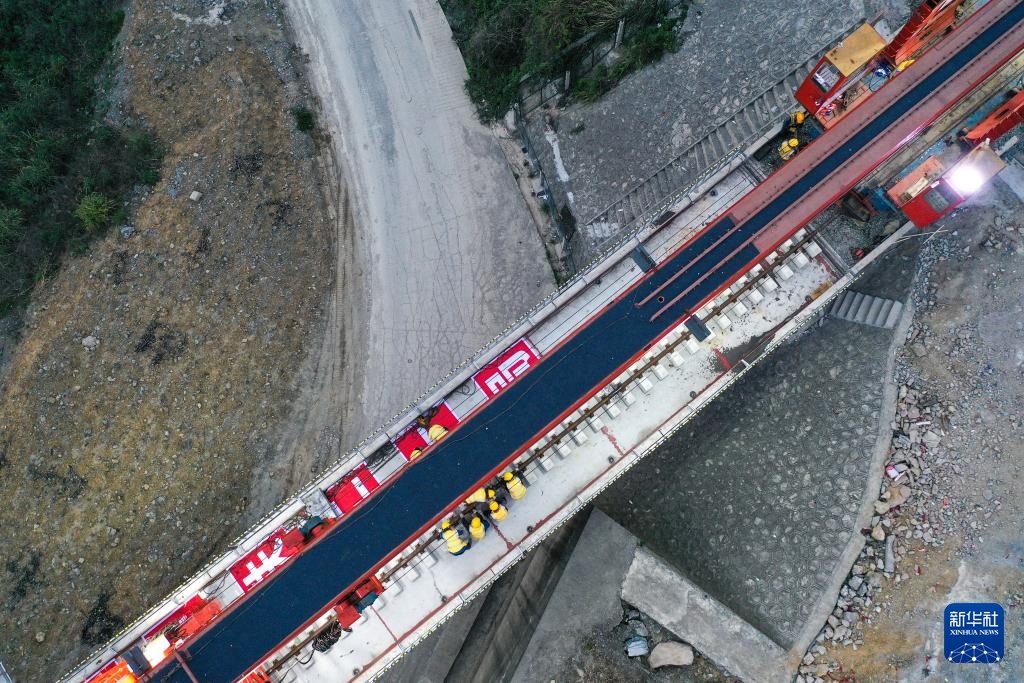 瓮马铁路南北延伸线架梁铺轨工程全面启动