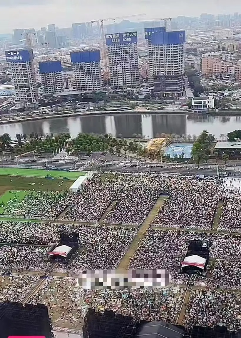 被吐槽人多物贵音响差,佛山一音乐节观众现场高喊退票!主办方回应→ 被吐槽人多物贵音响差,佛山一音乐节观众现场高喊退票!主办方回应→