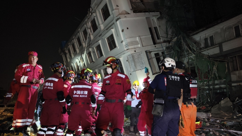 来自中国的救援队,用应急灯点亮曼德勒的夜 来自中国的救援队,用应急灯点亮曼德勒的夜