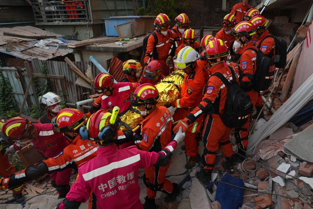 缅甸地震被困120小时后,中方救援队再救出1人 缅甸地震被困120小时后,中方救援队再救出1人