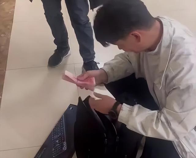 长得帅就算了，还特靠谱！日照这位警察害羞的笑了