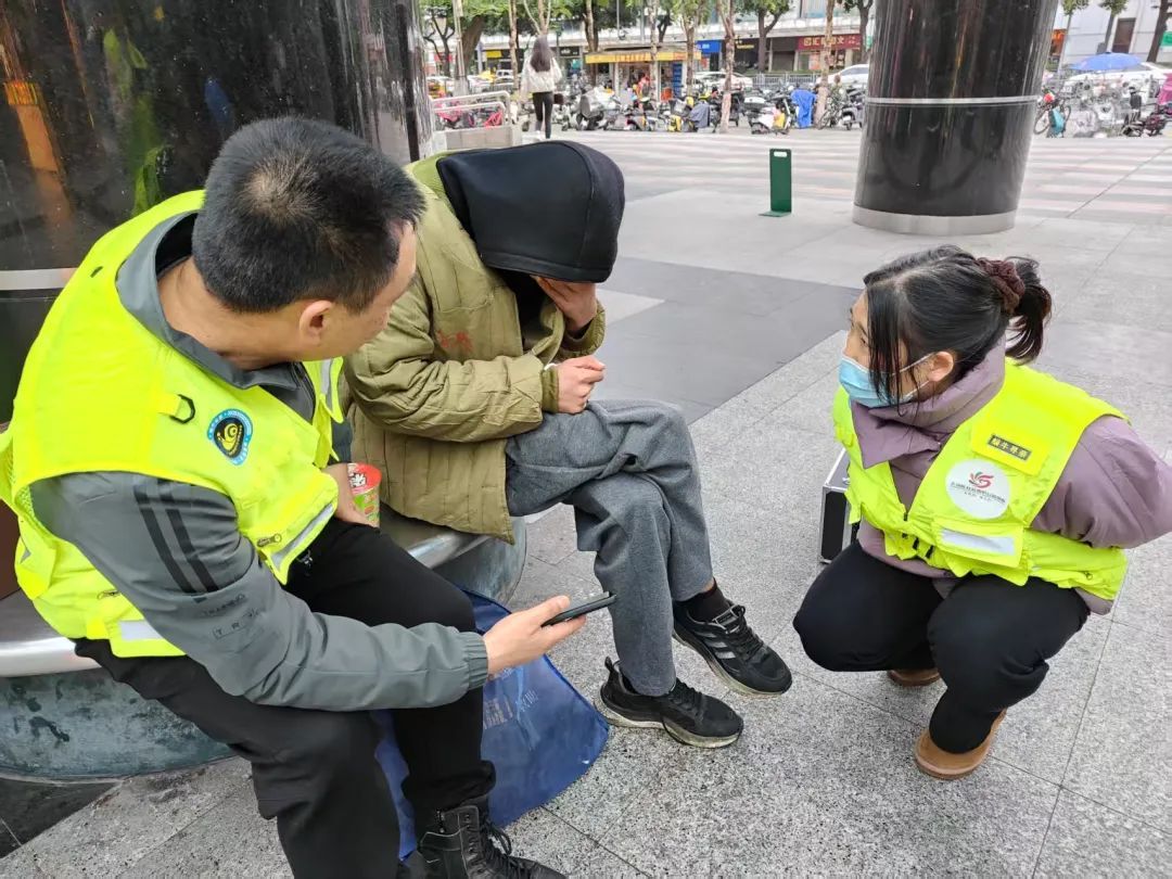 19岁湖南小伙在广州街头流浪半年多近日获救助，志愿者：他网恋被骗后离家出走