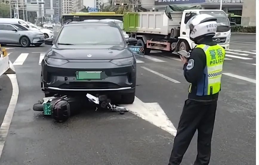 事发海口!轿车与电动自行车碰撞,事故致1人不幸身亡 事发海口!轿车与电动自行车碰撞,事故致1人不幸身亡