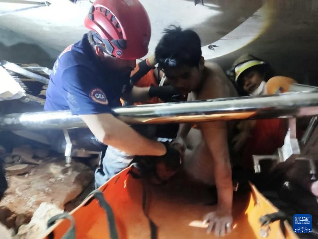 缅甸内比都被困5日男子获救 缅甸内比都被困5日男子获救