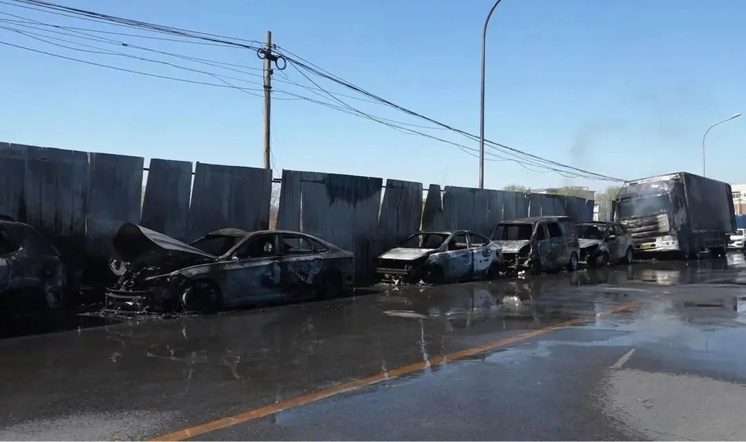 烧“金元宝”求平安,结果烧了9辆车!嫌疑人被锁定 烧“金元宝”求平安,结果烧了9辆车!嫌疑人被锁定