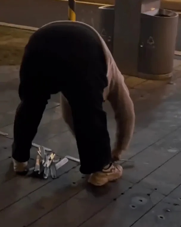 成都一女子撬盲道不锈钢条售卖！警方通报