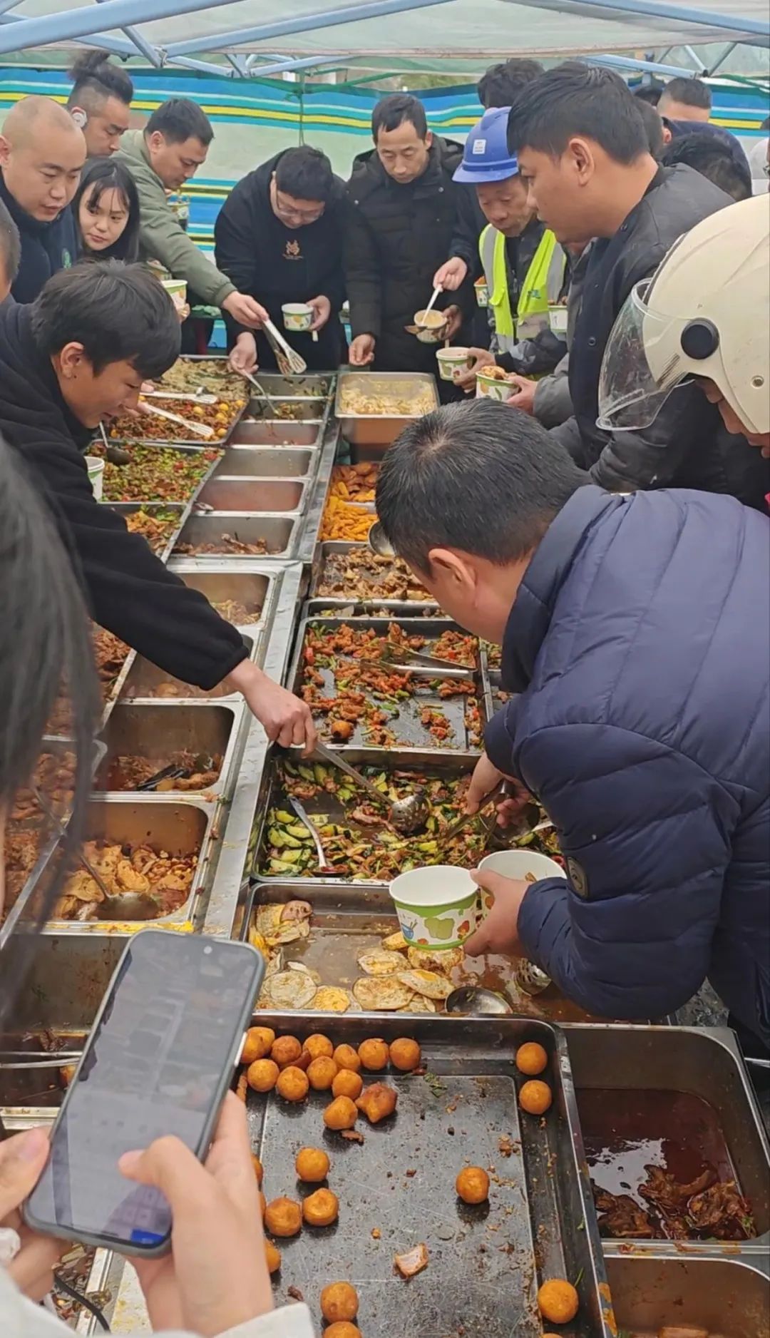 “我们付了钱想扔就扔”，“10元管饱”盒饭姐回怼：“你一辈子都不要来！”