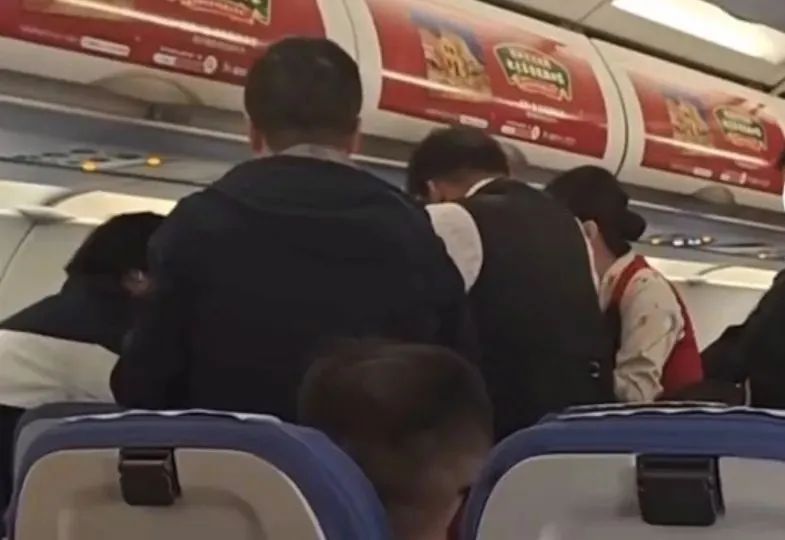 飞往上海客机上，两名乘客冲突咬伤空姐？深航最新通报